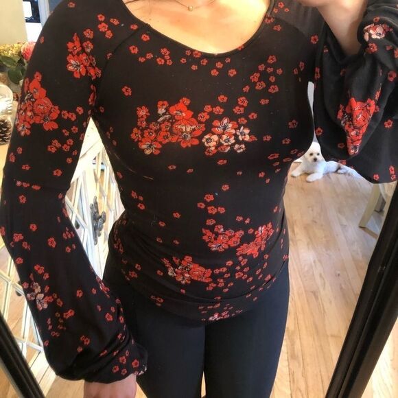 Free People Flowy Bishop Sleeve Black Flowerly Top Size M - Picture 2 of 6